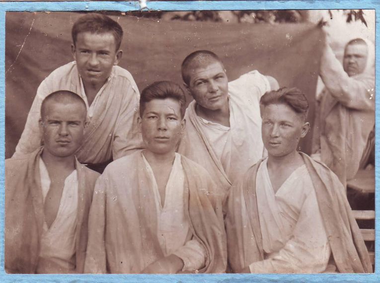 Р.З. Азнабаев (1-й слева) уроженец д. Абдул, госпиталь, 1943 г.