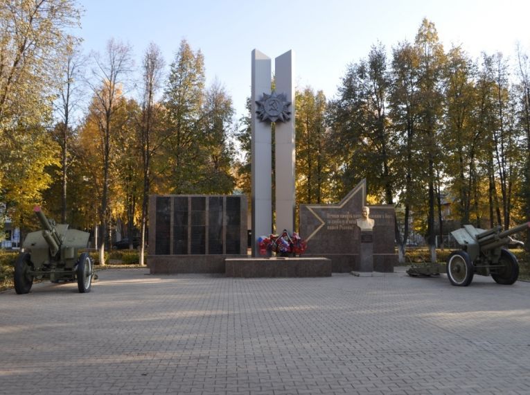 Мемориальный комплекс «Вечная память воинам, павшим в боях за свободу и независимость нашей Родины». Бюст Герою Советского Союза А.Г. Гизатуллину, п. Чишмы