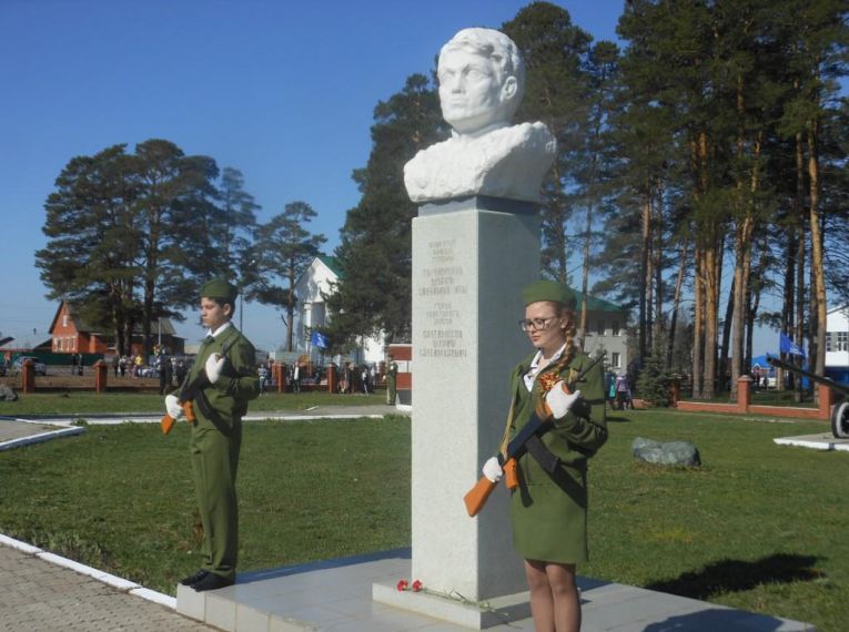 Бюст Героя Советского Союза Ш.С. Сулейманова, с.Николо-Березовка