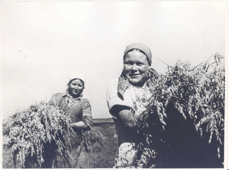 Комсомолки колхоза «Кзыл-Ялан», 1944 г.