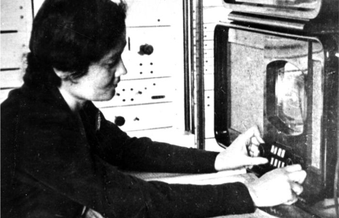 Инженер М. Ширяева в аппаратной радиостанции Коминтерна в Уфе, 1941-1943 гг.