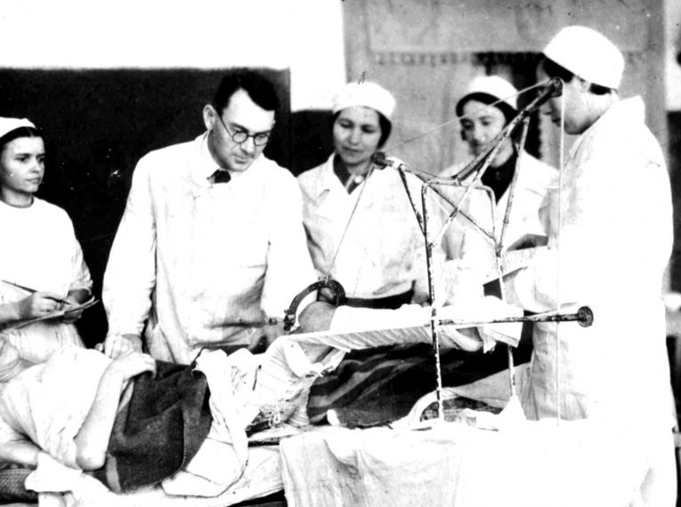 Осмотр раненого солдата, г. Уфа, 1940-е гг.
