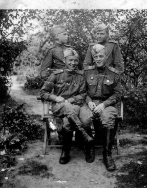 Хисматуллин Ахат Латыпович (1923 года - 1970 года) с сослуживцами в 1941-1945 года