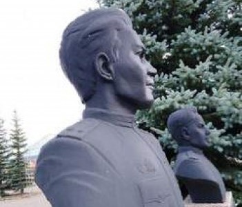 Бюст Героя Советского Союза В.Г.Недовишина